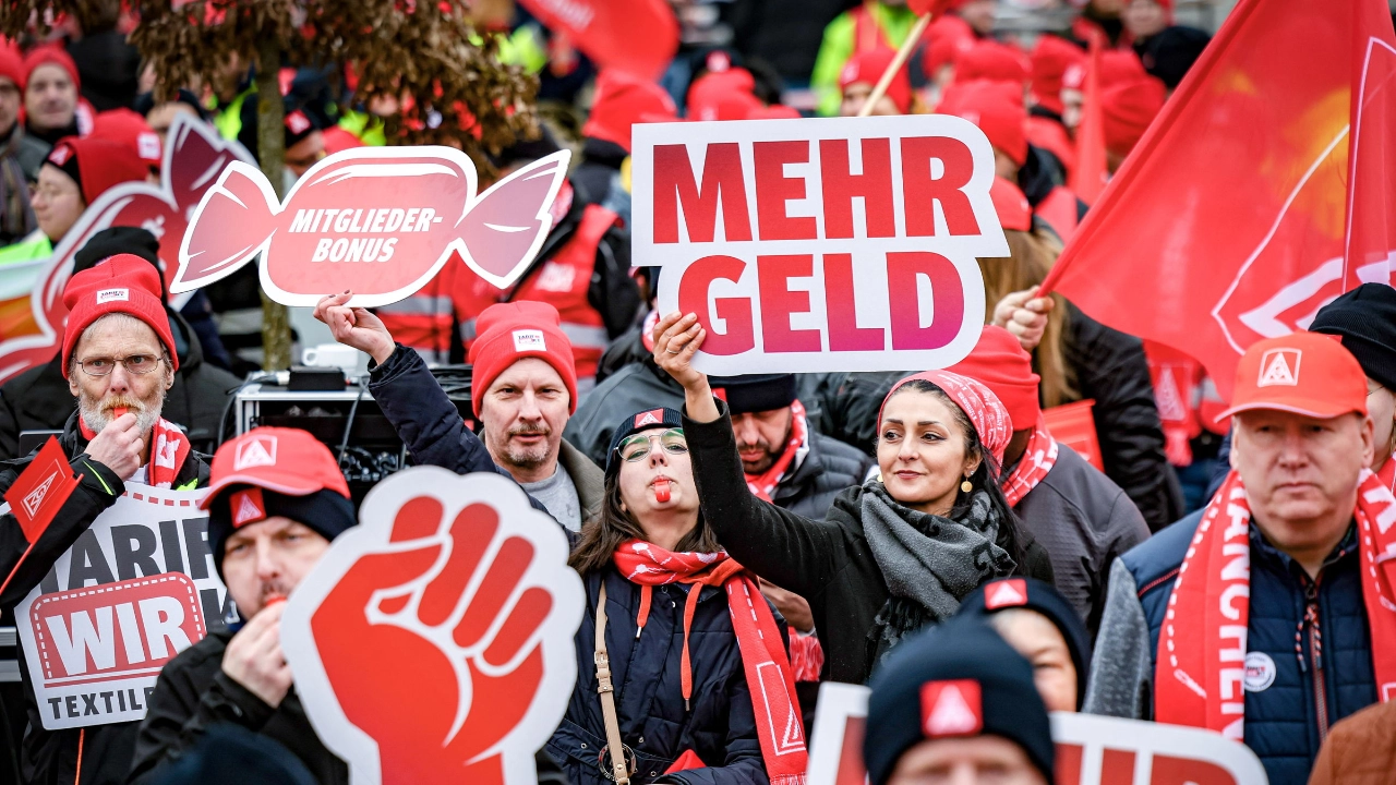 Beschäftigte machen Druck für Ihre Forderungen vor der dritten Tarifverhandlung der Textil- und Bekleidungsindustrie West