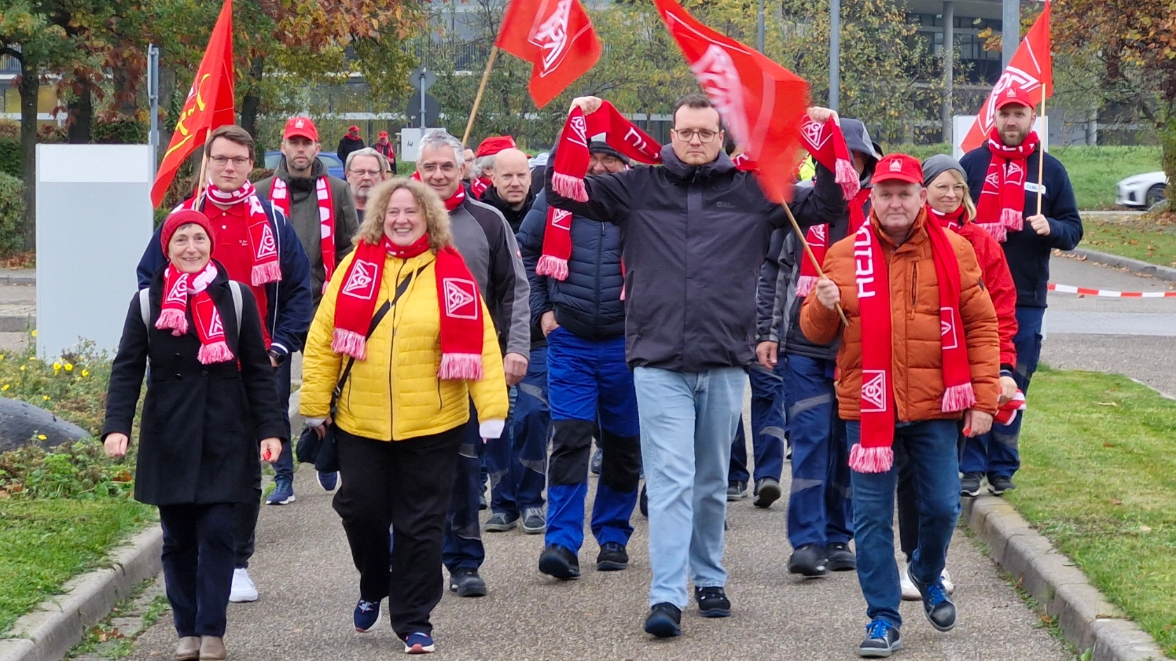 Menschen beim Warnstreik