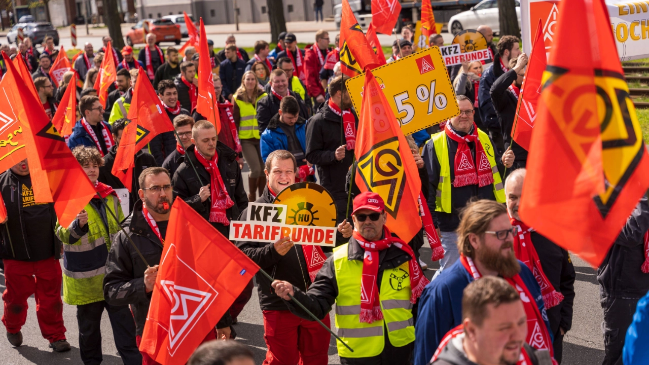 Beschäftigte bei einer Aktion zur Kfz-Tarifrunde 2023 in Hannover.