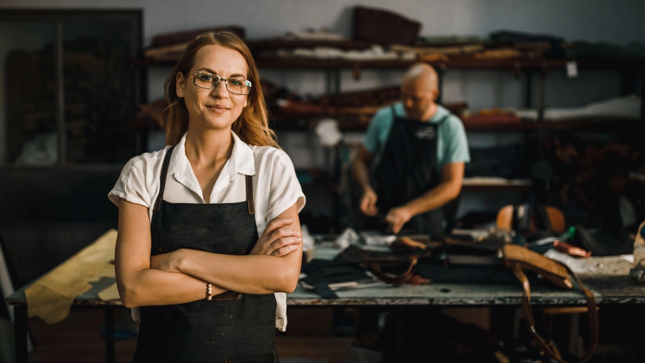 Junge Frau in Lederwerkstatt