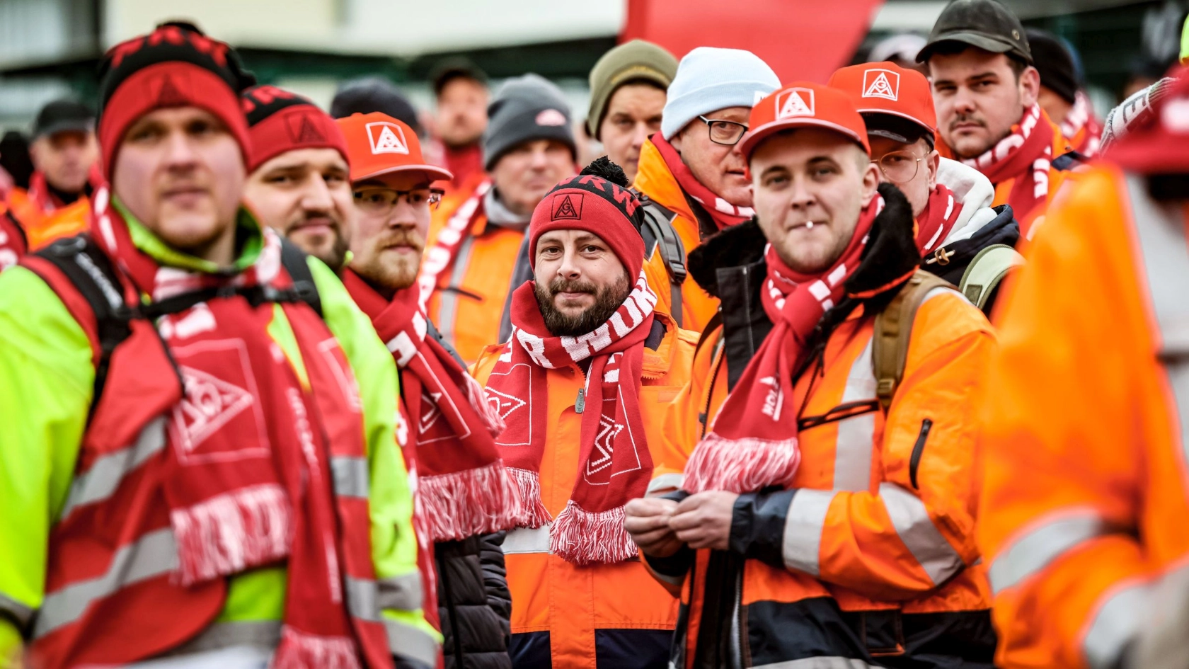 Tarifrunde Holz und Kunststoff 2024: Beschäftigte im Warnstreik bei Westag in Rheda-Wiedenbrück.