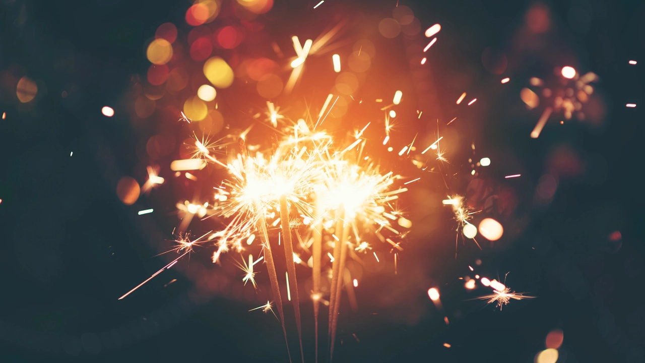 Brennende Wunderkerzen an Silvester