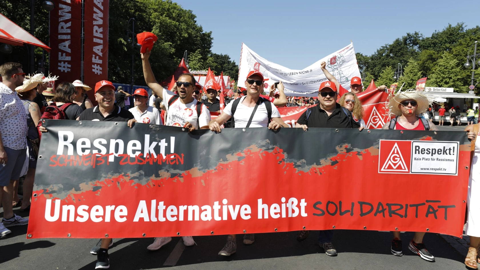 Metallerinnen und Metaller demonstrieren auf der FairWandel-Kundgebung für Respekt, Solidarität und ein faires Miteinander