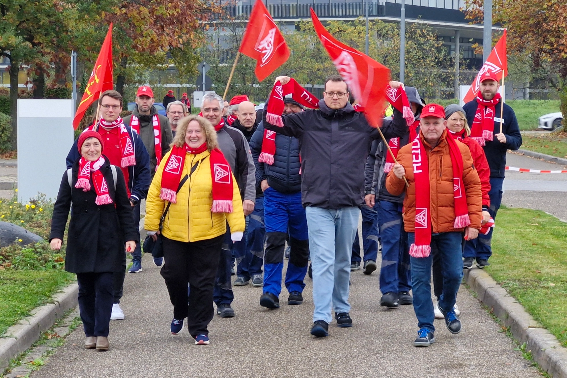 Menschen beim Warnstreik