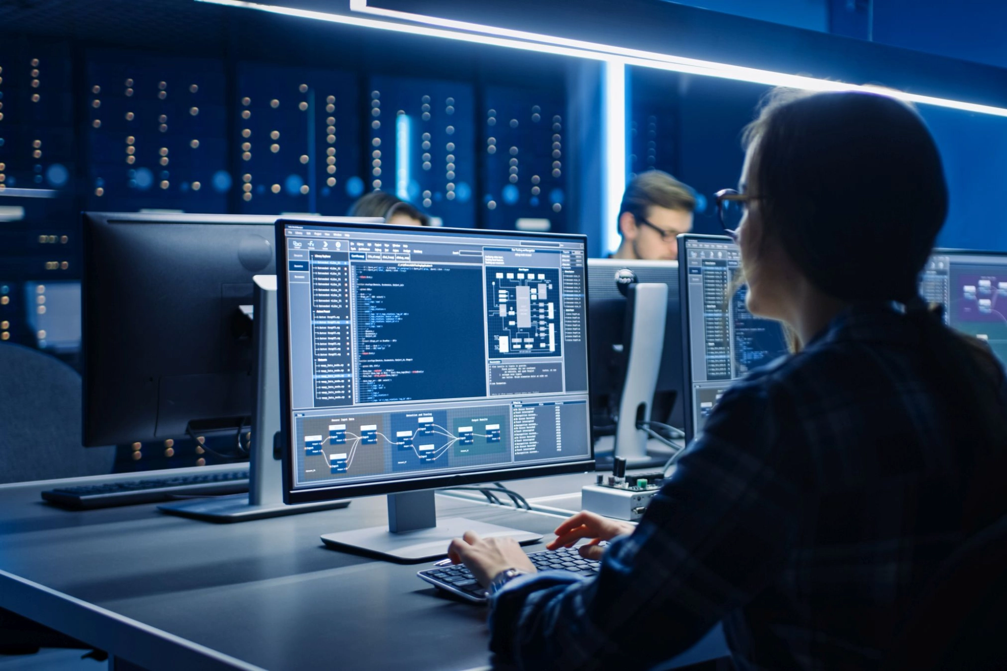 IT-Programmierer arbeiten am Desktop