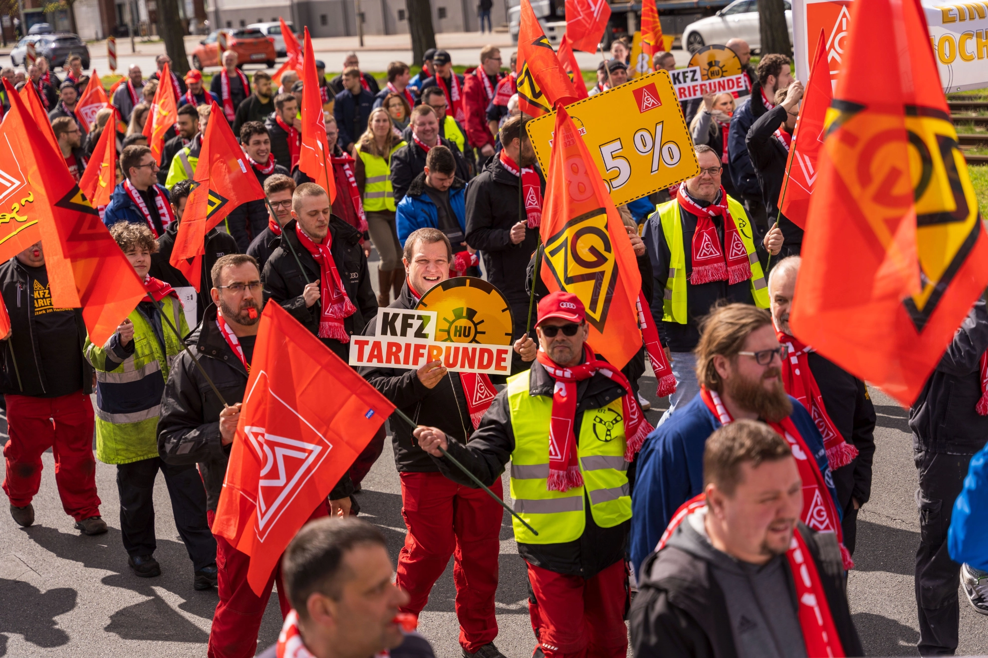 Beschäftigte bei einer Aktion zur Kfz-Tarifrunde 2023 in Hannover.