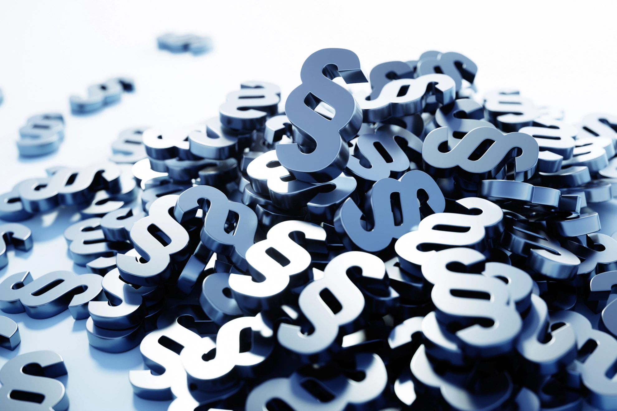 Viele graue Paragraphen liegen auf einem großen Haufen