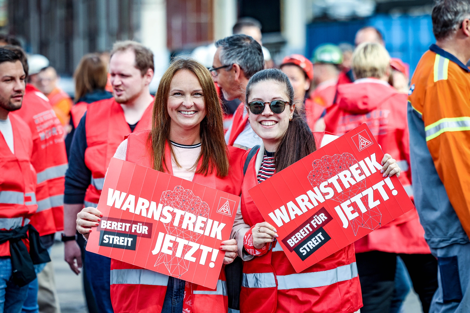 Warnstreik bei DEW in Witten: IG Metall setzt starkes Zeichen. Am 8. Juni 2022 versammelten sich etwa 900 Kolleginnen und Kollegen der Deutschen Edelstahlwerke (DEW) in Witten, um dem Warnstreikaufruf der IG Metall zu folgen. Ihr Ziel war es, ihrer Forderung nach 8,2% mehr Gehalt Nachdruck zu verleihen.