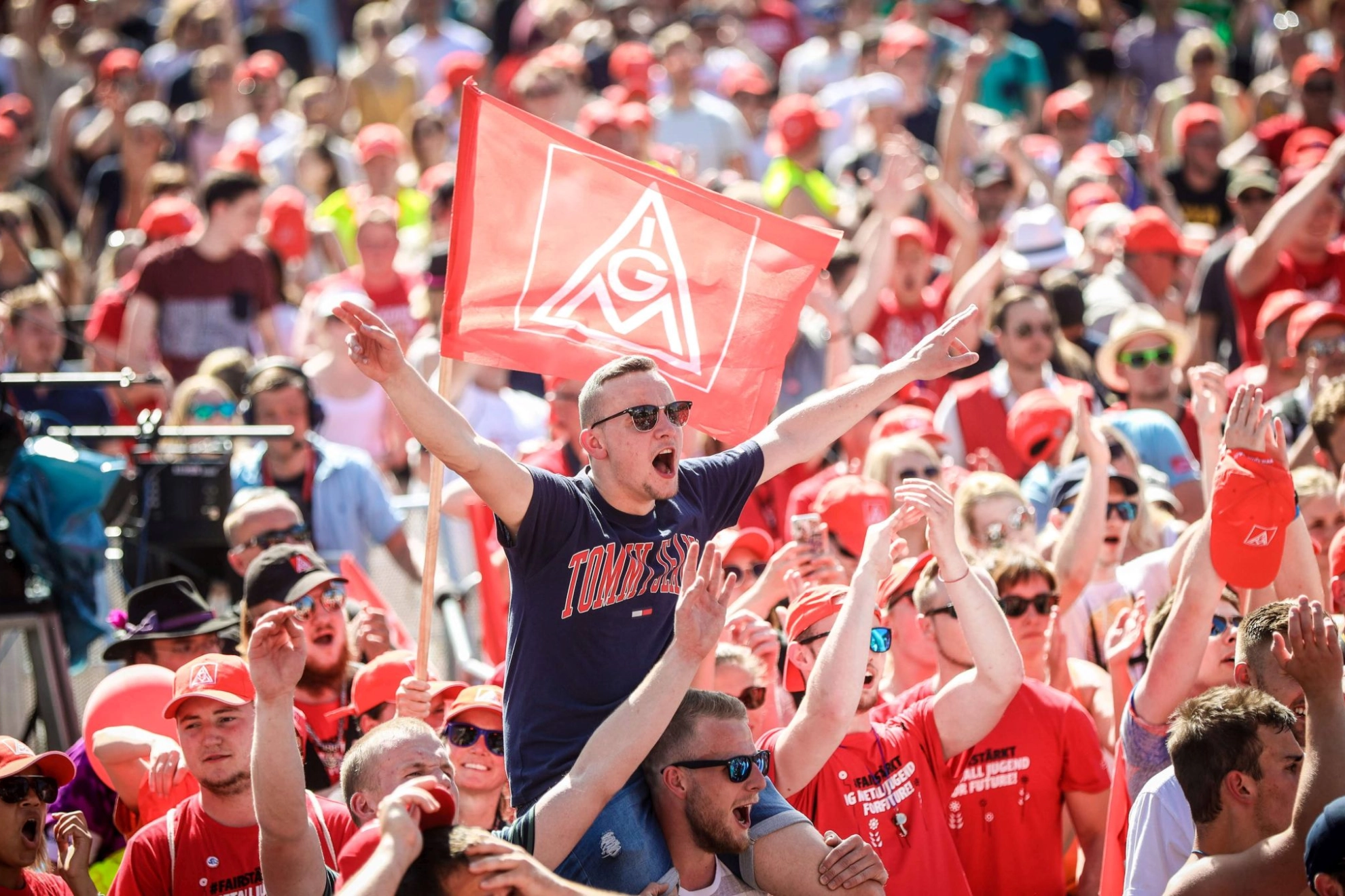 junger Metaller demonstriert lautstark auf der FairWandel-Kundgebung