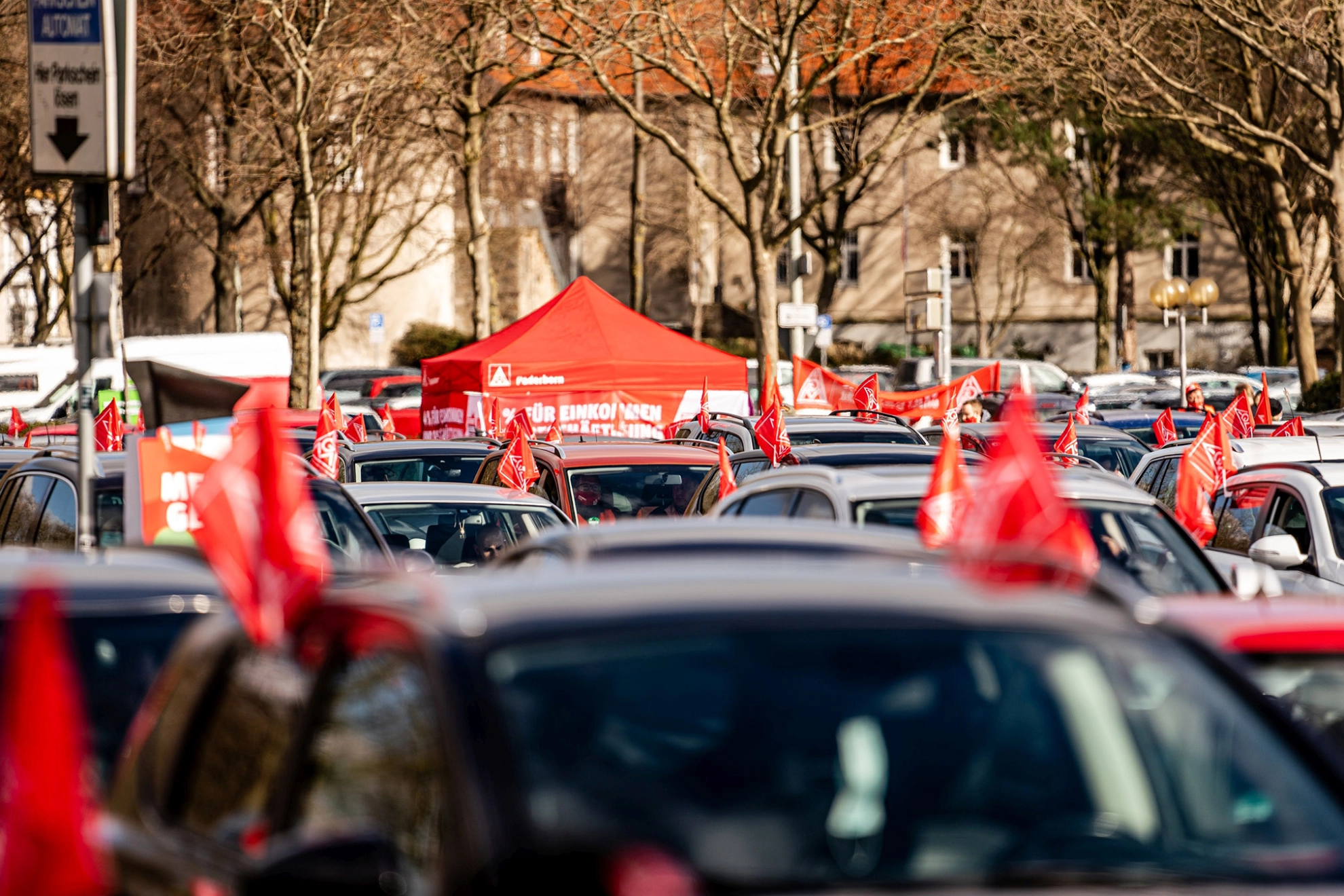 Beschäftigte bei Aktion zur Tarifbewegung 2021 in Autokino