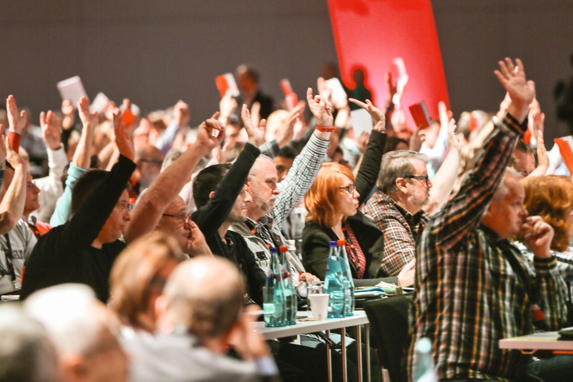 Delegierte stimmen auf dem Gewerkschaftstag 2015 der IG Metall ab