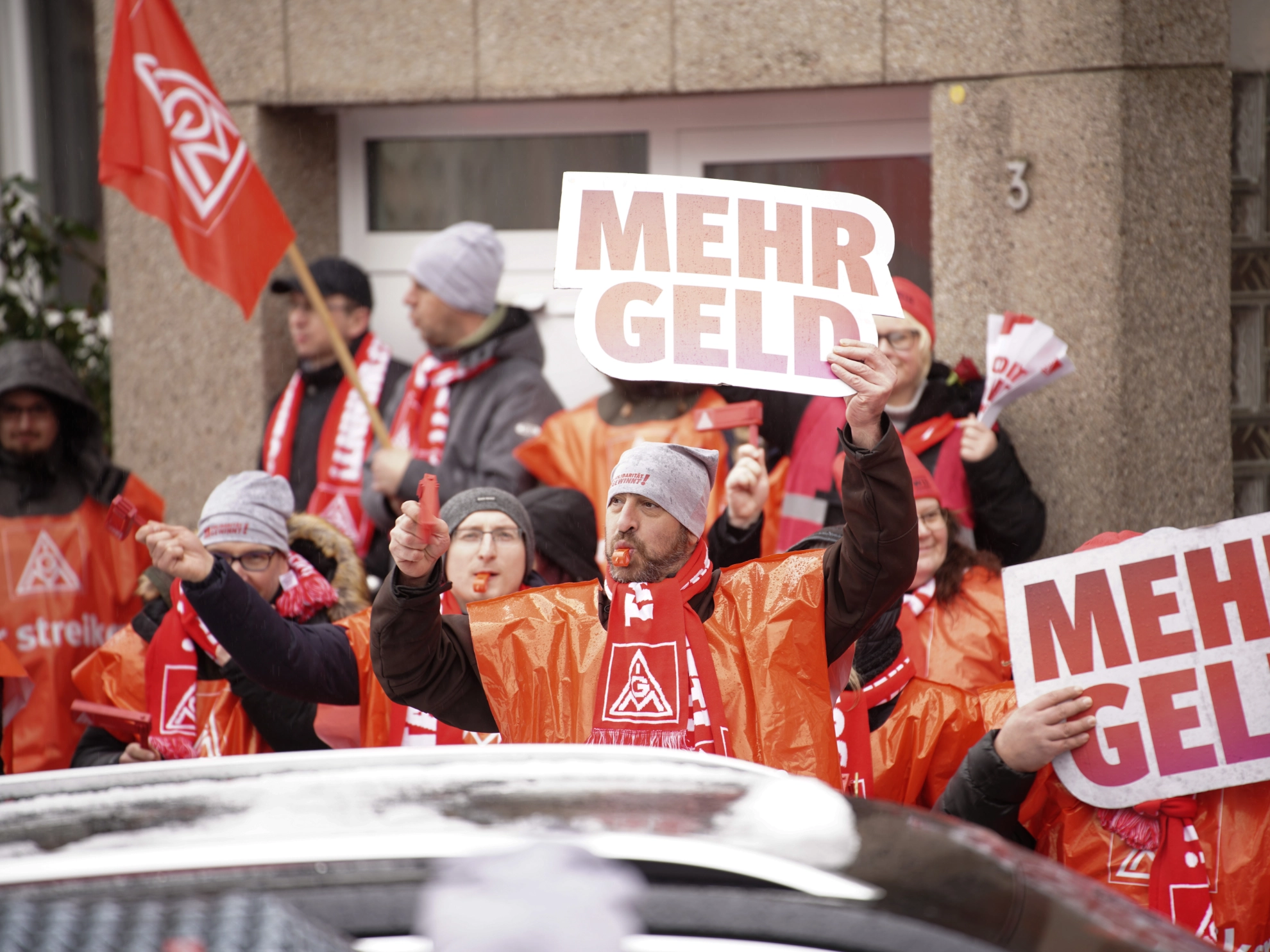 Rund 300 Beschäftigte aus fünf Betrieben sind am 8. März während ihres Warnstreiks gemeinsam auf die Straße gegangen, um für ihre Forderungen von 8 Prozent mehr Geld zu protestieren.