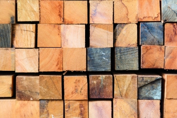 Ein Stapel Holzbalken.