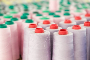 Garnrollen mit weißem Garn.