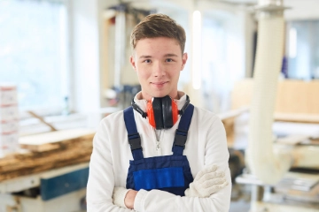 Auszubildender in einer Schreinerei