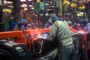 Schweißer in einer Produktionsstätte der Automobilindustrie.