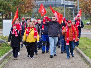 Menschen beim Warnstreik