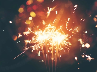 Brennende Wunderkerzen an Silvester